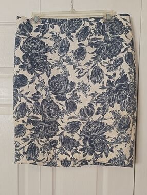 Ann Taylor Size 10  Navy Floral Pencil Skirt on Cream